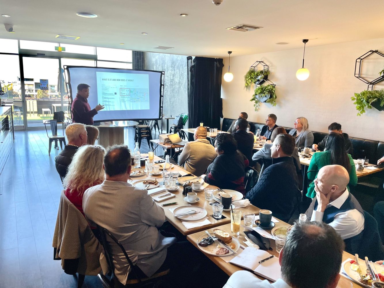 Richard-teaching_how_SEO_works